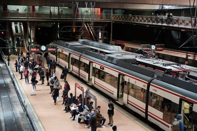 El Estado seguirá subvencionando un 30% –de un descuento mínimo de un 50%– en el transporte autonómico, corriendo el otro 20% a cuenta de las comunidades; en el caso de Madrid hasta el 30% que decidió el gobierno regional, para alcanzar un descuento total del 60% en los abonos mensuales.