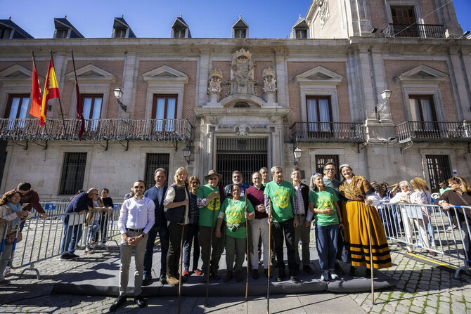 Durante el acto de bienvenida ha recogido de manos de los Hombres Buenos de la Mesta los 50 maravedís por cada millar de ovejas y cabras, un pago simbólico que recuerda la contribución que los mayorales debían abonar a los procuradores del Concejo de la Villa de Madrid por el paso del ganado.