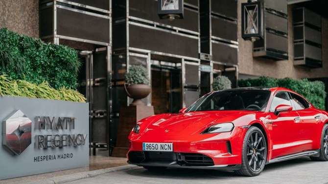 Con sus amplias habitaciones decoradas con un diseño contemporáneo y elegante, y sus completas instalaciones que incluyen spa, gimnasio, piscina al aire libre y zonas de 'coworking', el Hyatt Regency Hesperia Madrid ofrece una estancia de primer nivel para los viajeros más exigentes.