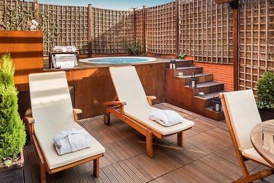 Estas experiencias están pensadas para quienes buscan algo más que un simple viaje, para quienes quieren celebrar momentos especiales o simplemente regalarse un capricho en una ciudad que ofrece infinitas posibilidades.