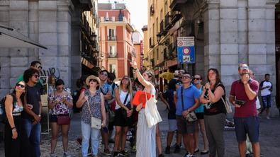 Según datos del Ayuntamiento, el número de turistas alojados en establecimientos hoteleros en junio del año pasado alcanzó los 914.496 viajeros, de los que 361.786 (39,6%) eran residentes en España.