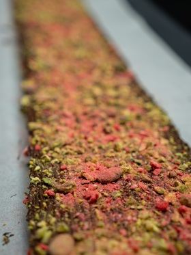 Entre los ingredientes, chocolate, miel, pistachos, almendras y fresas liofilizadas de origen madrileno, junto a platano deshidratado y gofio de millo, de las Islas Canarias