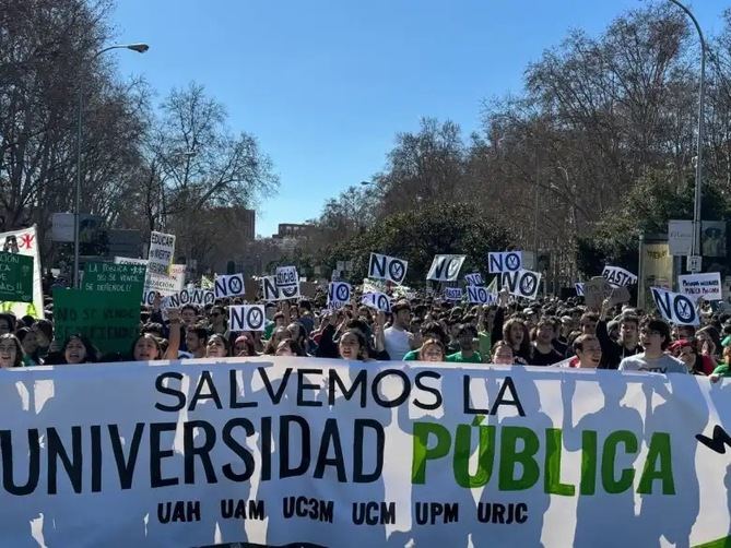 Esta movilización se une a la huelga que realizarán los trabajadores y estudiantes de los centros universitarios los días 26 y 27 de este mes, para exigir una 'financiación adecuada' que permita ofrecer un servicio público 'de calidad'.