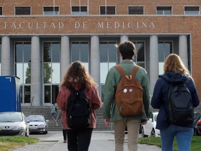 Los responsables de universidades y sanidad asistentes han identificado la necesidad de promover, a través de campañas de concienciación, formas de ocio seguro, al tiempo que se eviten dinámicas de criminalización de la juventud universitaria.