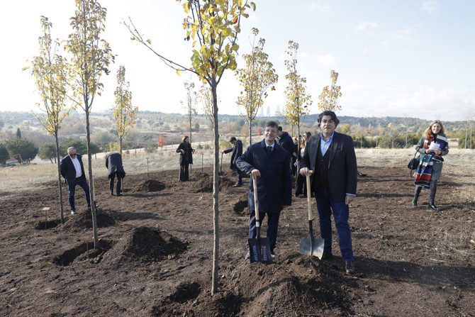El concejal delegado de Limpieza y Zonas Verdes, José Antonio Martínez Páramo, junto al concejal de Hortaleza, David Pérez, han participado en la segunda plantación del Bosque del Propósito en el parque forestal de Valdebebas-Felipe VI.
