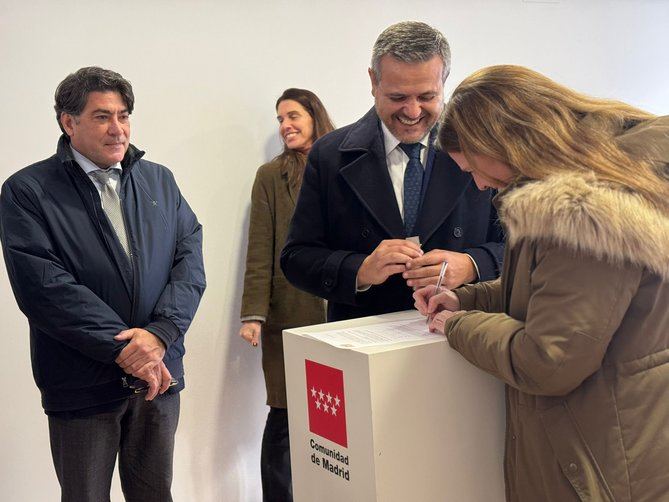 Pérez ha acompañado el Consejero de Vivienda, Jorge Rodrigo, en la entrega de las 166 viviendas, a las que en breve acompañarán otras tantas dentro del mismo plan de viviendas en alquiler asequible de la Comunidad de Madrid.