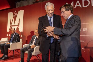 El alcalde de Madrid, José Luis Martínez-Almeida, ha anunciado que la ciudad 'dará un espacio' de recuerdo al Premio Nobel de Literatura. Ha recordado que Vargas Llosa recibió la distinción de Madrileño del Año 2022.