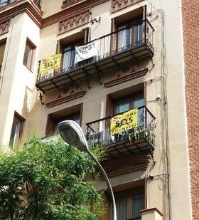 Los residentes en las calles más afectadas han comenzado una campaña de protesta desde sus ventanas y balcones, mediante la colocación de pancartas pidiendo soluciones.