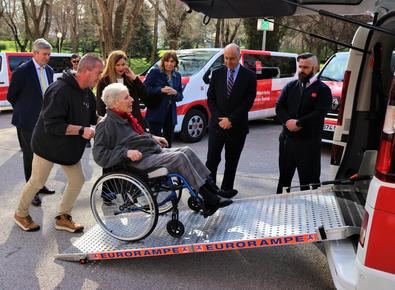 Cada vehículo tiene capacidad para siete personas y permite el transporte de una silla de ruedas, facilitando desplazamientos a citas médicas y actividades culturales.