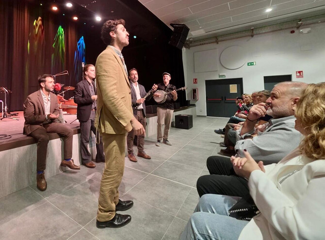 El distrito de Vicálvaro celebra 'VicalJazz', un festival que reúne diferentes estilos de 'jazz' en el centro cultural Fuente de San Pedro Valderrivas, durante los días 16, 17, 23 y 24 de octubre. Esta propuesta cultural forma parte de la programación organizada con motivo del 75º aniversario de la anexión del antiguo municipio de Vicálvaro a la ciudad de Madrid.