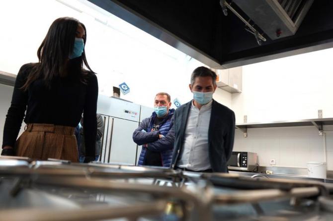 Begoña Villacís y Pepe Aniorte visitaron la cocina del colegio Costa Rica de Latina.