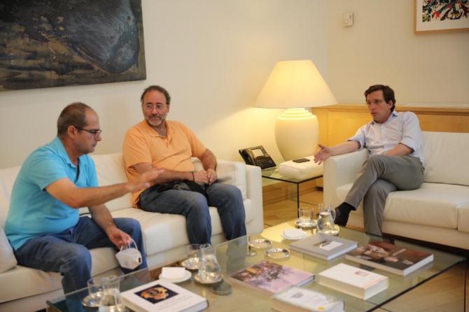 Vicente Pérez Quintana y Quique Villalobos, de la Fravm, se reunieron con el alcalde.