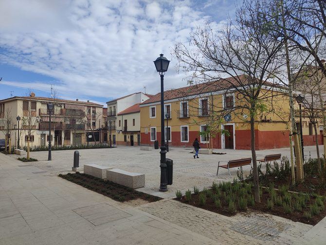El proyecto tiene como objeto recuperar y ordenar el entorno de la plaza Mayor de Villaverde -cuyas obras de mejora concluyeron en 2023-, poniendo en valor su patrimonio histórico y mejorando un área ahora deteriorada.