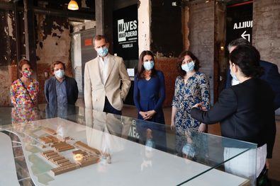 Los Reyes, viendo la maqueta de la Nave 15 del Matadero.