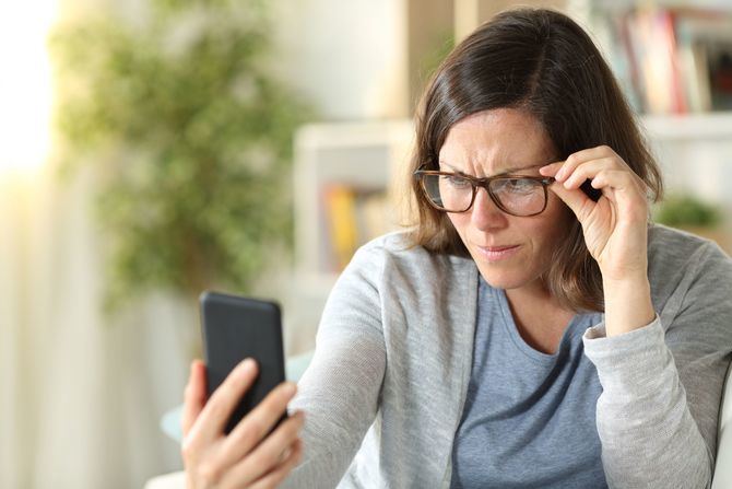 Los profesionales ópticos-optometristas recuerdan que es 'imprescindible' que la ciudadanía se revise para prevenir problemas visuales y recuerdan que, del 70,1 por ciento que manifestó en julio que revisaría su visión, solo lo ha hecho el 18,2 por ciento.