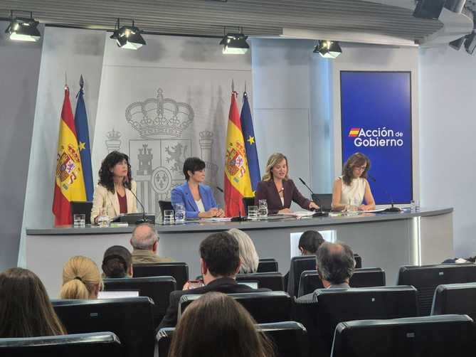 La ministra de Vivienda, Isabel Rodríguez, destacó la importancia de transformar estos terrenos en hogares y mejorar el parque público de vivienda. Además, se prevén equipamientos y zonas verdes.