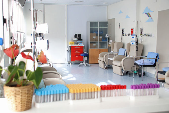 La apertura de este nuevo espacio va a facilitar la cohesión de la asistencia oncológica en un mismo entorno con mayor privacidad que cuenta con dos salas de espera para el servicio de Oncología, la sala de tratamientos, la consulta de enfermería y el mostrador de admisión, todo ubicado junto a las consultas médicas, más amplias y luminosas.