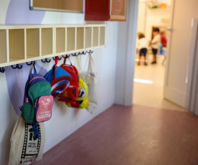 El curso escolar en Madrid inicia con 656.556 alumnos en Infantil, Primaria y Educación Especial, y 610.831 en ESO, Bachillerato y FP. Se destaca la reducción de alumnos por aula y un récord de 2.725 nuevos docentes, mejorando la atención educativa en los centros públicos.