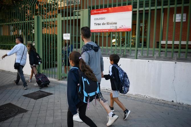 La implantación de 1.º y 2.º de la ESO en 49 colegios públicos de la Comunidad de Madrid, las restricciones al uso individual de dispositivos digitales por parte de los alumnos de Infantil y Primaria y la bajada del horario lectivo en Secundaria son las principales novedades que marcan el inicio de este curso 2025/2026 en la región.