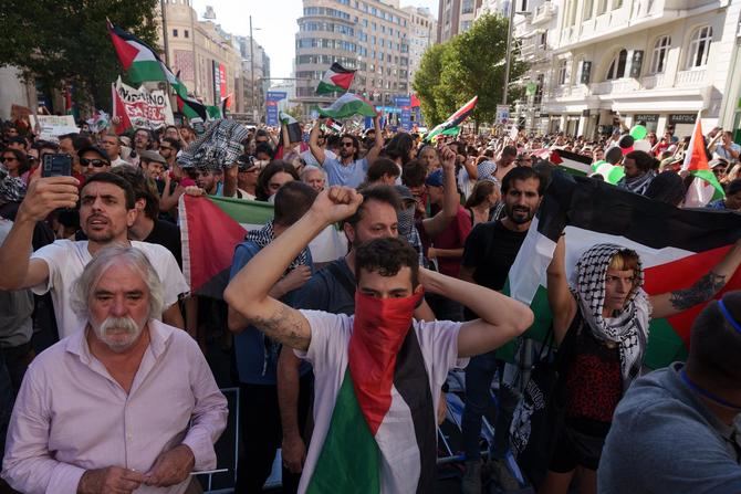 Los manifestantes han invadido varias zonas del recorrido de la etapa final de la Vuelta Ciclista a España, protagonizando así los primeros incidentes.