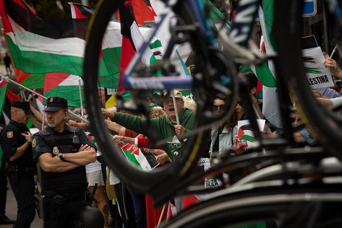 La portavoz, delegada de Seguridad y Emergencias y vicealcaldesa, Inma Sanz ha confirmado este jueves que el dispositivo de seguridad de la Vuelta Ciclista a España, que este domingo llegará a Madrid, 'duplica' el de otros años. 'Sólo de Policía Municipal se acercará a los 800 a lo largo de la carrera del domingo, junto a un centenar de agentes de Movilidad y un despliegue de Samur-Protección Civil 'superior al que ha habido otros años'.
