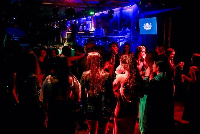 Los empresarios madrileños del sector de ocio nocturno han recibido 'con gran satisfacción' la nueva flexibilización de las medidas en discotecas, clubes y locales, donde se podrá bailar desde esta misma noche.