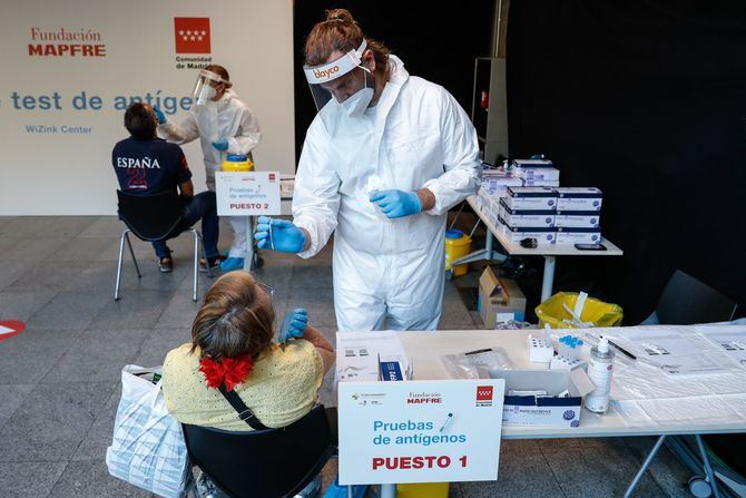 La Comunidad de Madrid ha puesto en marcha en el WiZink Center un nuevo punto de test de antígenos con carácter gratuito y dirigido a la población en general.