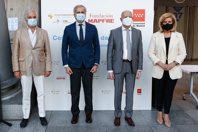 El consejero de Sanidad del Gobierno regional, Enrique Ruiz Escudero, ha visitado este punto de testeo en el WiZink Center junto con la presidenta de la Fundación CEOE, Fátima Báñez; el presidente de CEIM, Miguel Garrido; y el director general de la fundación Mapfre, Julio Domingo Souto.