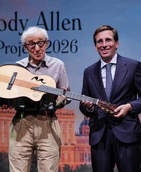 Al término de las intervenciones institucionales, Ayuso y Almeida han entregado al cineasta una guitarra española como bienvenida a la ciudad que acogerá su próximo trabajo