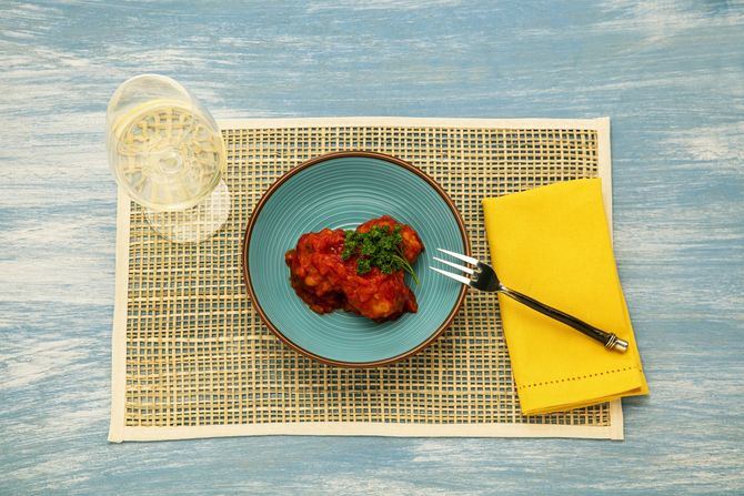 Elaborar platos marinos y variados con los pescados es una estupenda manera de cuidarse y evitar que nos pese la cuarentena. En la imagen, 'Albóndigas de corbina, con gambas y salsa de tomate'.