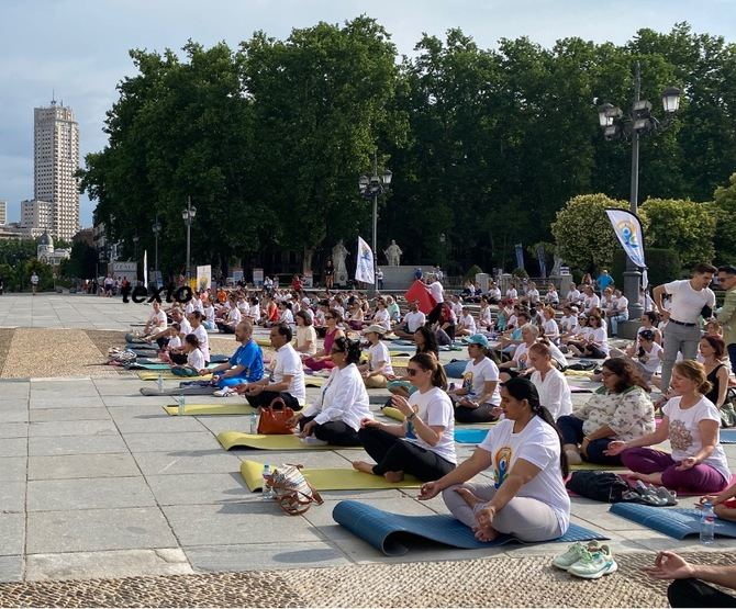 El calendario del International Day of Yoga (IDY 2025) arrancó el pasado 7 de abril con una sesión inaugural en el parque de El Retiro.