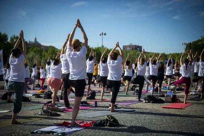 Madrid celebra el Día Internacional del Yoga con un taller gratuito en la plaza de Oriente, organizado por la Embajada de la India, una cita anual que se ha convertido en un clásico entre los aficionados a esta disciplina.