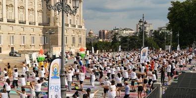 El evento, con el lema 'Yoga para una Tierra, una Salud', se desarrolla en horario de 9.00 a 11.00 horas. Para participar, el único requisito es llevar una esterilla.