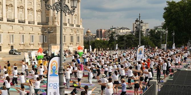 El evento, con el lema 'Yoga para una Tierra, una Salud', se desarrolla en horario de 9.00 a 11.00 horas. Para participar, el único requisito es llevar una esterilla.