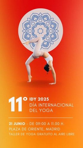 La plaza de Oriente de Madrid, punto de encuentro para los yoguis madrileños en el Día Internacional del Yoga