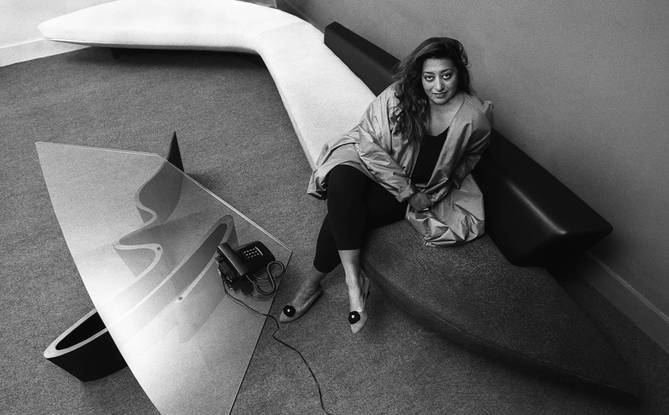 La arquitecta iraquí Zaha Hadid posa en sus oficinas, en Londres, Reino Unido. 