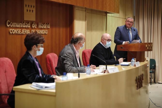 Se ha presentado el primer estudio de seroprevalencia en residencias llevado a cabo en España, con la presencia del viceconsejero de Salud Pública y Plan Covid-19, Antonio Zapatero, el director general de Coordinación Socioanitaria, Francisco Javier Martínez Peromingo, y la directora general de Salud Pública de la Comunidad de Madrid, Elena Andradas.