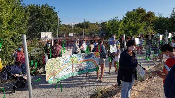 Los padres colocaron lazos verdes y dibujos infantiles para protestar contra el aparcamiento.