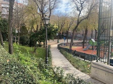 Jardines y una pista deportiva integrada, en Conde Duque