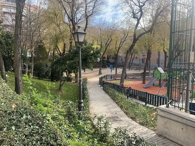 Con la remodelación de los jardines se vela por la seguridad, se mejora la accesibilidad a todo el conjunto y se atiende la demanda vecinal de tener un mejor equipamiento deportivo en el barrio de Universidad.