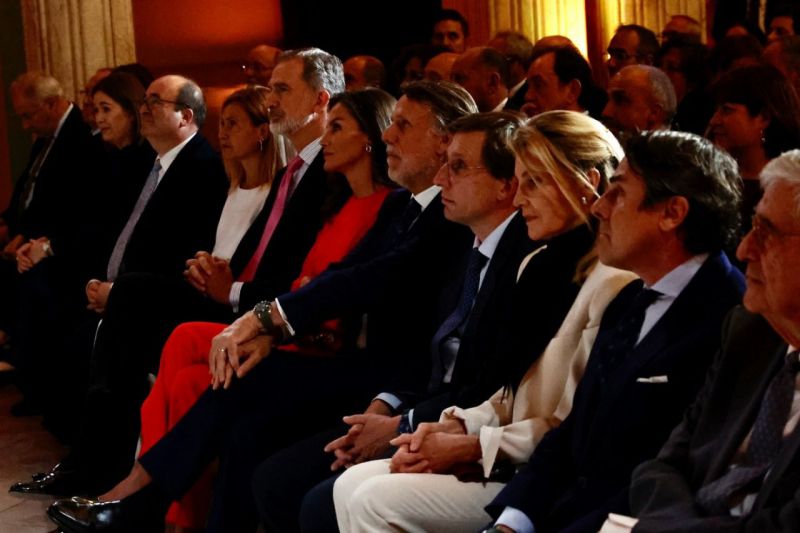 Los Reyes presiden la gala del centenario de la Casa del Libro