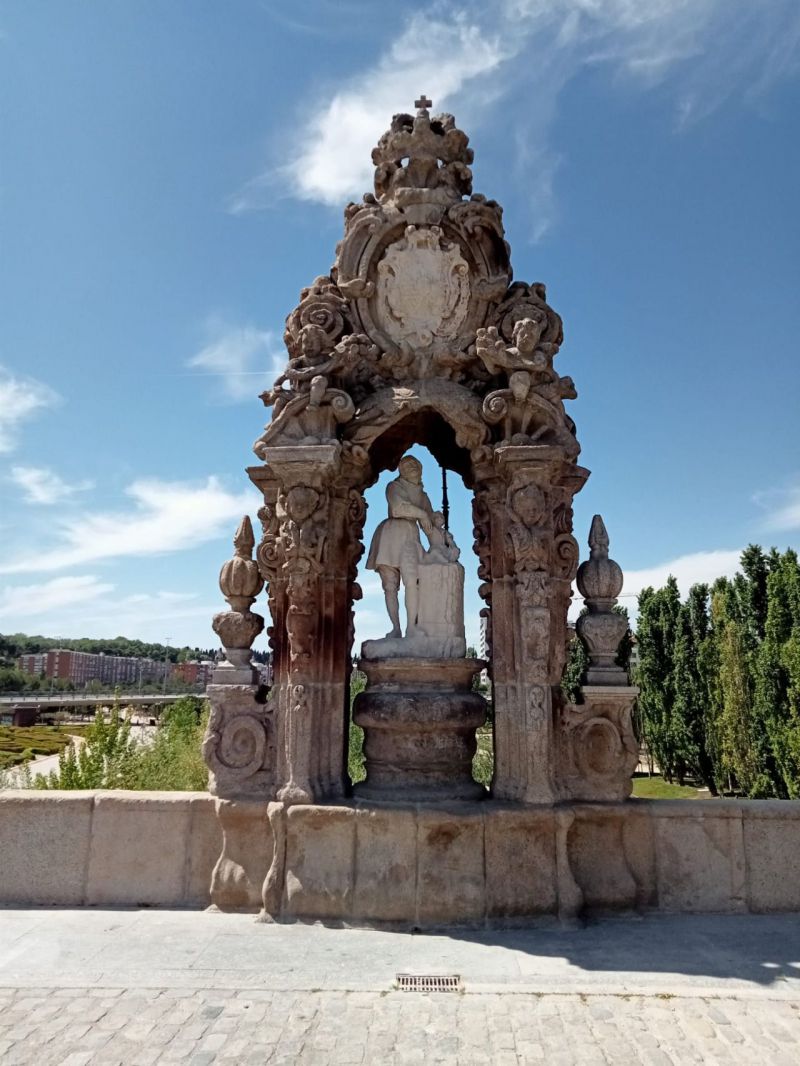 Escultura San Isidro restaurada, puente de Toledo