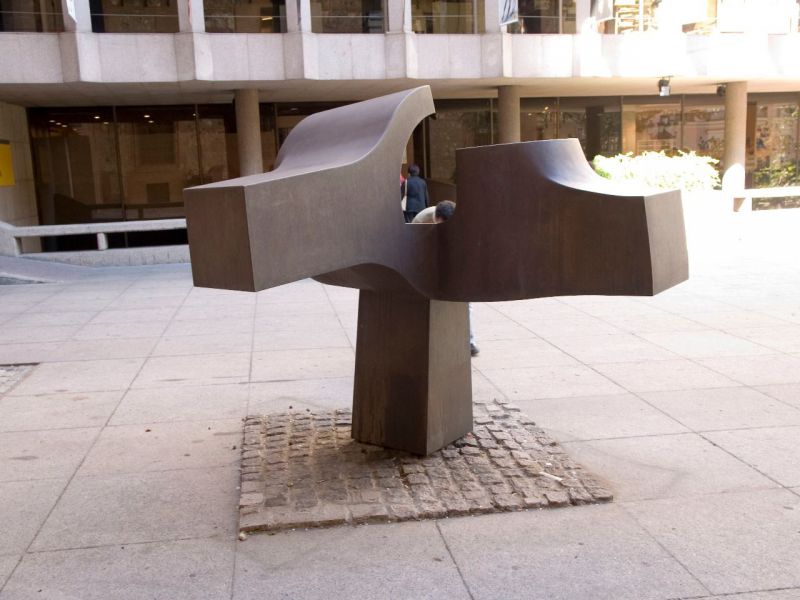 'Lugar de Encuentros II', Eduardo Chillida