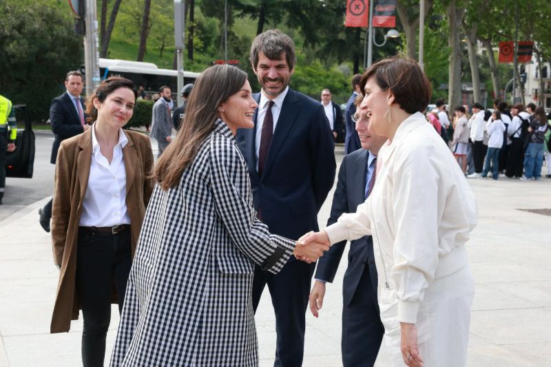 Visita de la Reina Letizia a la Cuesta de Moyano