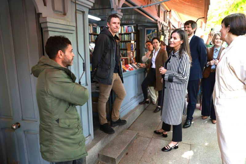 Visita de la Reina Letizia a la Cuesta de Moyano