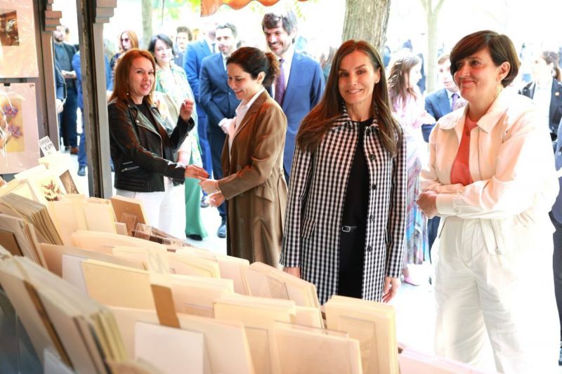Visita de la Reina Letizia a la Cuesta de Moyano