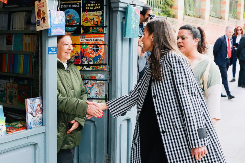 Visita de la Reina Letizia a la Cuesta de Moyano