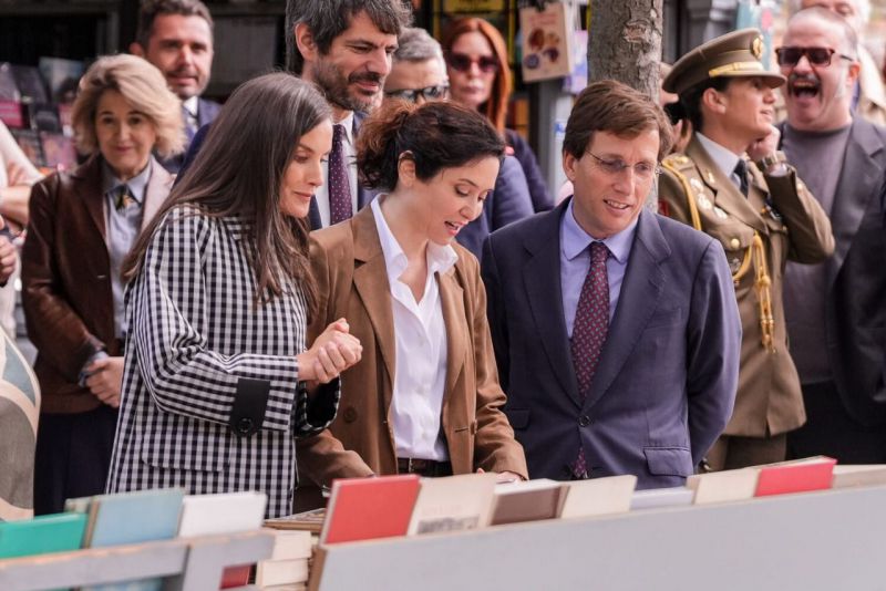 Visita de la Reina Letizia a la Cuesta de Moyano