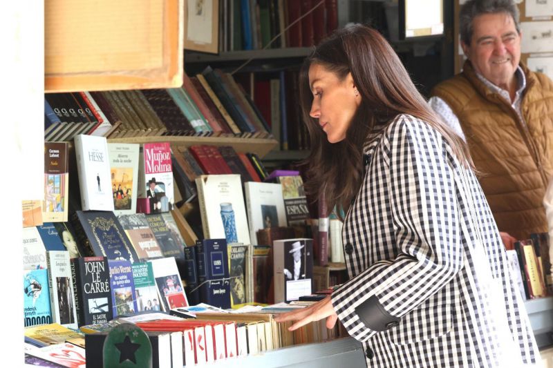 Visita de la Reina Letizia a la Cuesta de Moyano