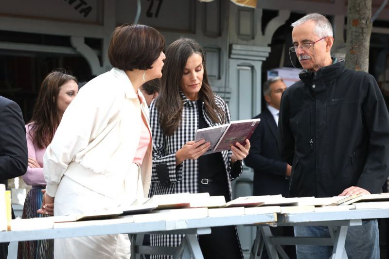 Visita de la Reina Letizia a la Cuesta de Moyano